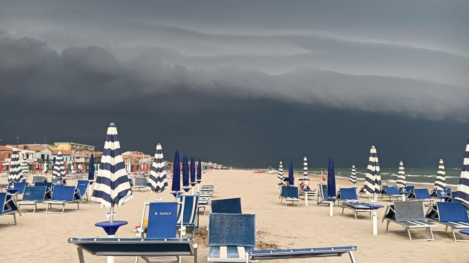 Nube a mensola vista da Senigallia