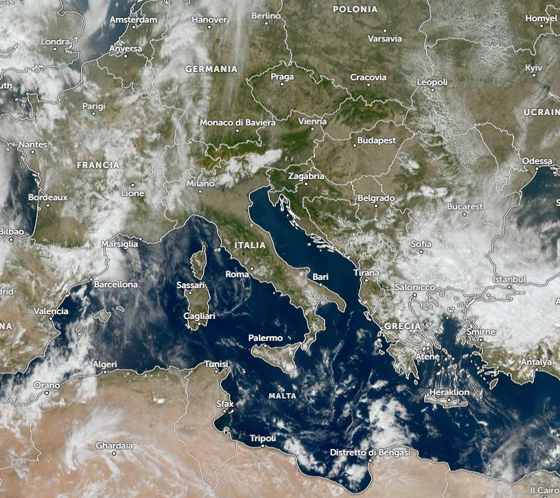ITALIA QUASI TOTALMENTE SGOMBRA DALLE NUVOLE: PROMONTORIO NORDAFRICANO VISTO DAL SATELLITE